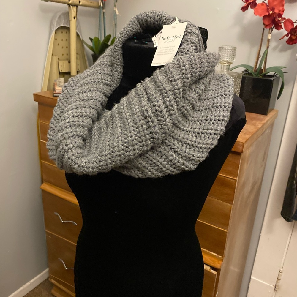 NWT New York & Company Cowl Neck Scarf Grey Knit - Picture 6 of 6
